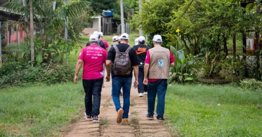 Profissionais da expedição Barco Ciência, Saúde e Cidadania caminham por comunidade ribeirinha em Calama durante ação de saúde em comunidades ribeirinhas da Amazônia.