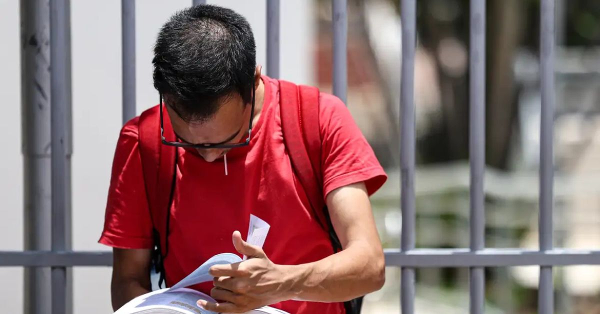 Estudante consulta material de estudos após anúncio do Sisu+ 2026 para vagas remanescentes em universidades públicas