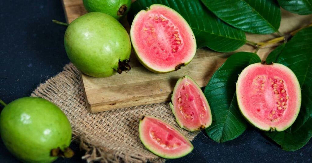 Suco de goiaba para anemia pode ajudar a aumentar hemoglobina e melhorar absorção de ferro