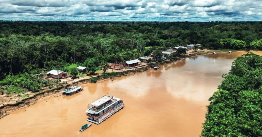 Comunidade ribeirinha na Amazônia com acesso ao SUS por transporte fluvial e telessaúde