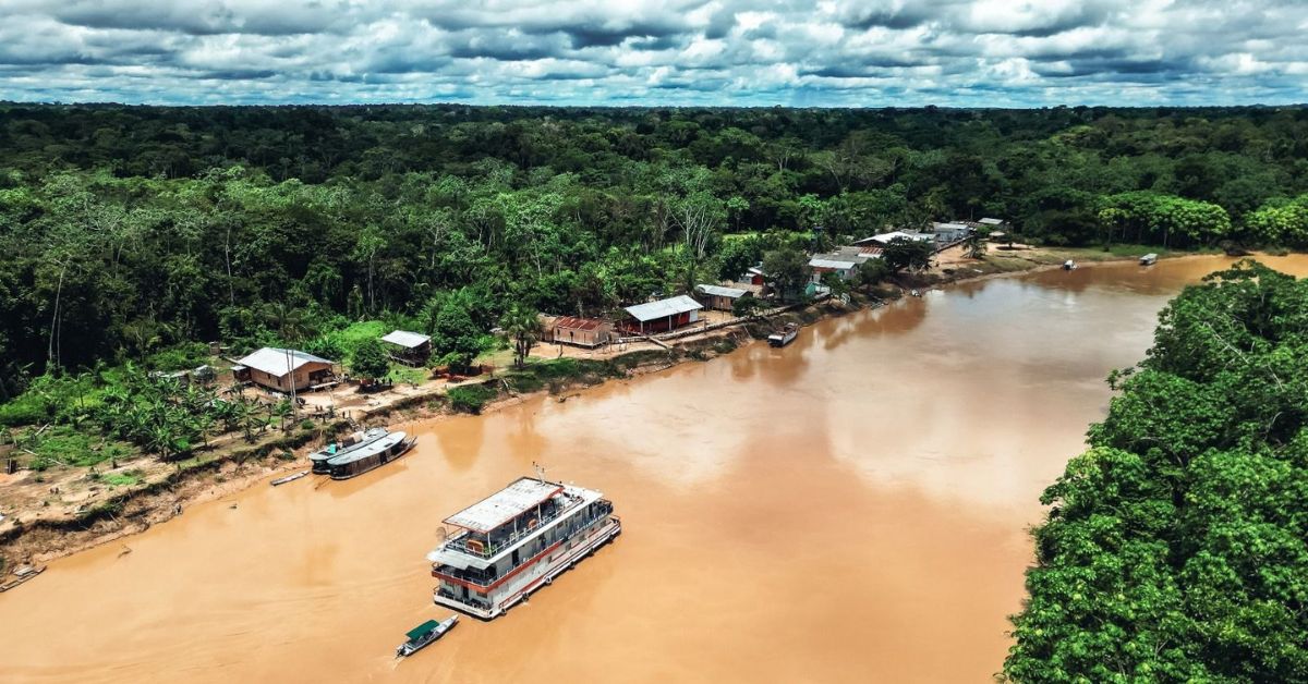 Comunidade ribeirinha na Amazônia com acesso ao SUS por transporte fluvial e telessaúde