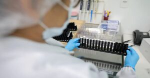 Fiocruz patenteia composto contra malária resistente em meio a alerta sobre falha de remédios