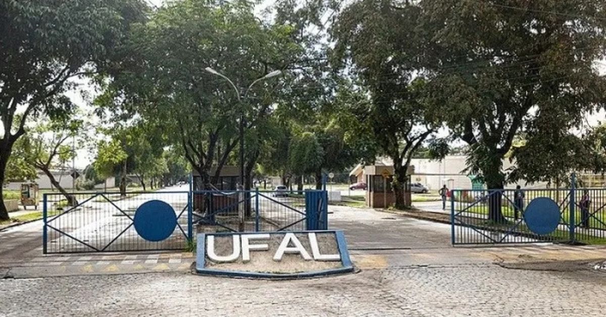 Entrada da Ufal, universidade que aprovou cotas trans na graduação com reserva de vagas para pessoas trans