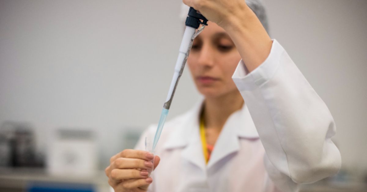 Pesquisadora em laboratório representa avanço da UFC em ranking internacional de ciência