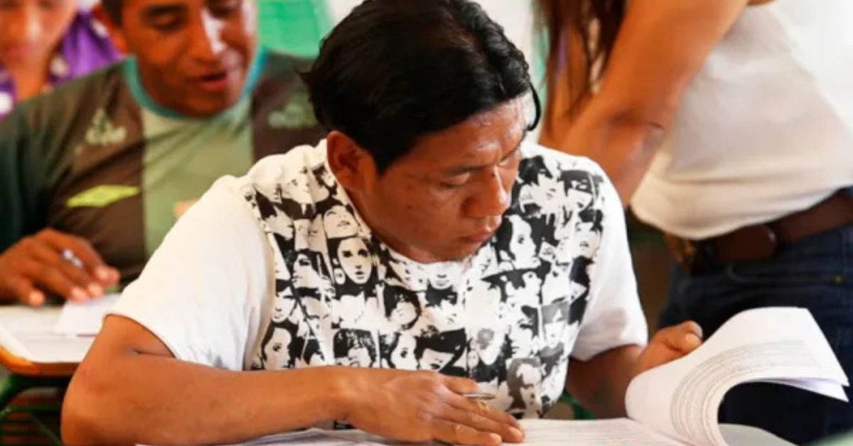 Estudante indígena participa de atividade acadêmica relacionada à Universidade Federal Indígena (Unind), criada para ampliar o acesso dos povos originários ao ensino superior.