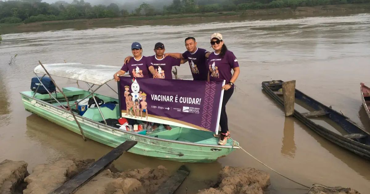 Equipes do SUS realizam vacinação indígena na Amazônia em aldeias isoladas acessíveis por barco no Alto Rio Purus