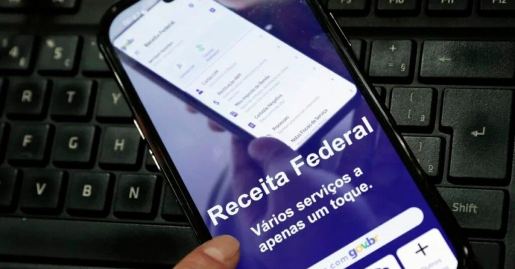 Consulta ao 2º lote do Imposto de Renda pelo aplicativo da Receita Federal em smartphone