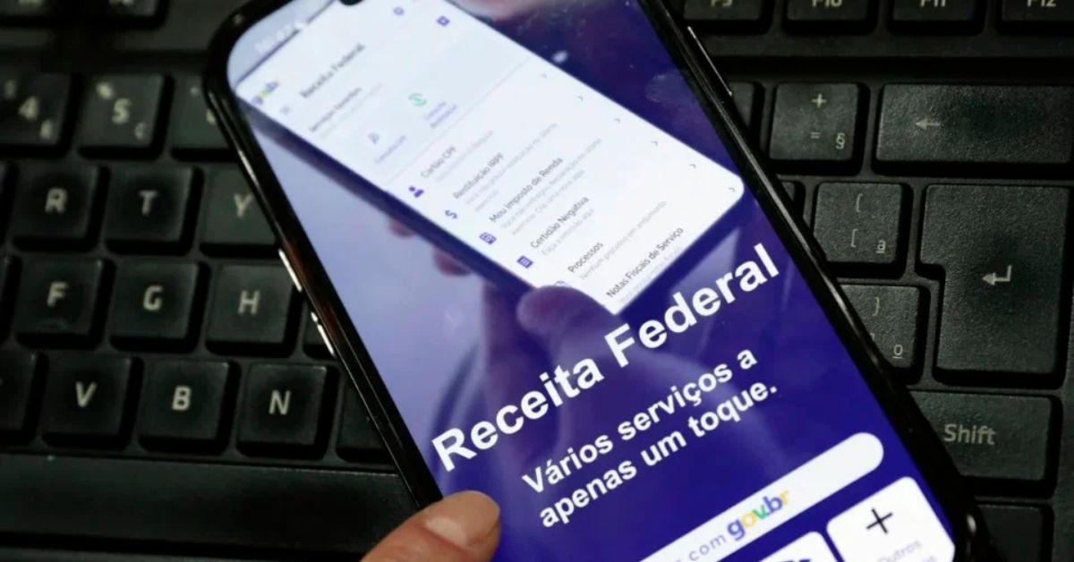 Consulta ao 2º lote do Imposto de Renda pelo aplicativo da Receita Federal em smartphone