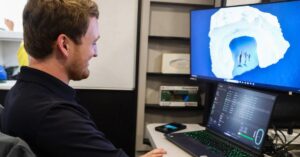 Jovem engenheiro usa dentaduras em 3D para devolver sorrisos a milhares de pessoas