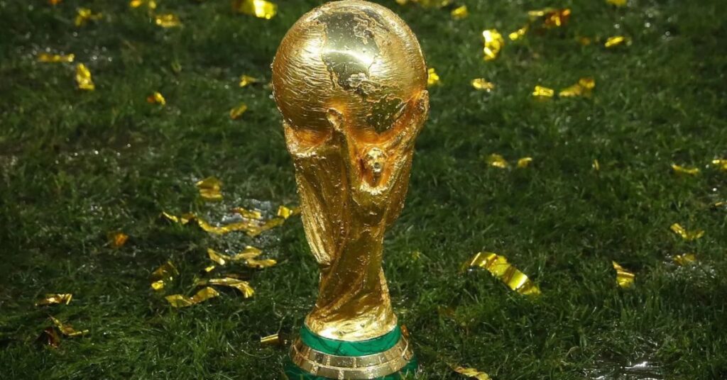 Taça da Copa do Mundo exposta antes da abertura da Copa do Mundo 2026 no maior Mundial da história
