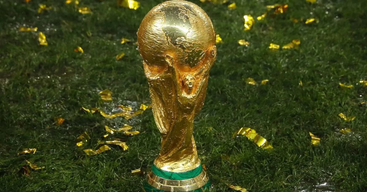 Taça da Copa do Mundo exposta antes da abertura da Copa do Mundo 2026 no maior Mundial da história