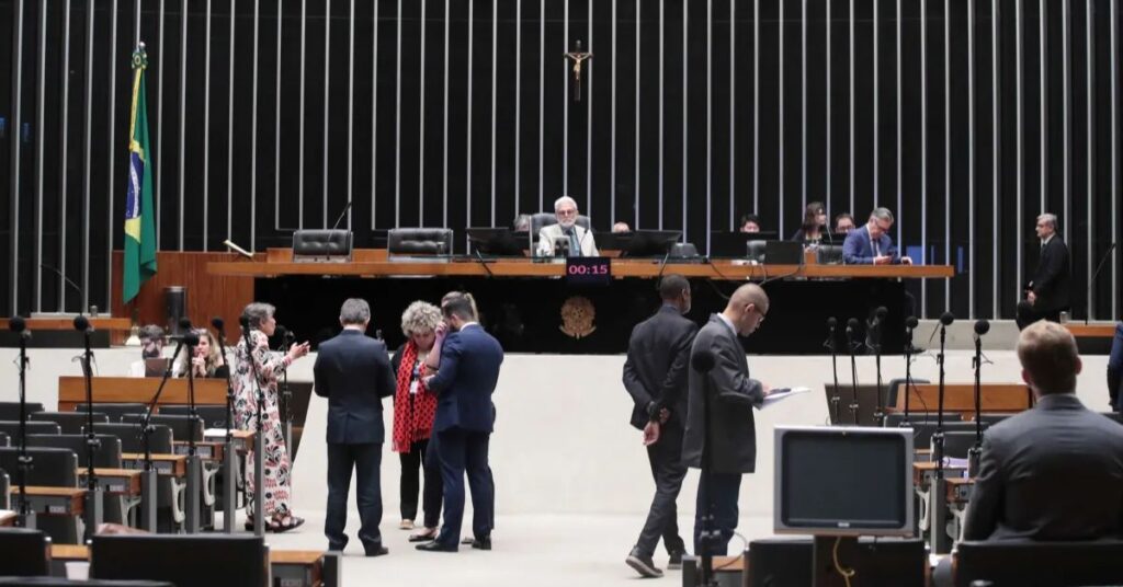 Câmara dos Deputados aprova o Acordo Mercosul-Efta, tratado que amplia mercados para exportações brasileiras e fortalece relações comerciais internacionais.