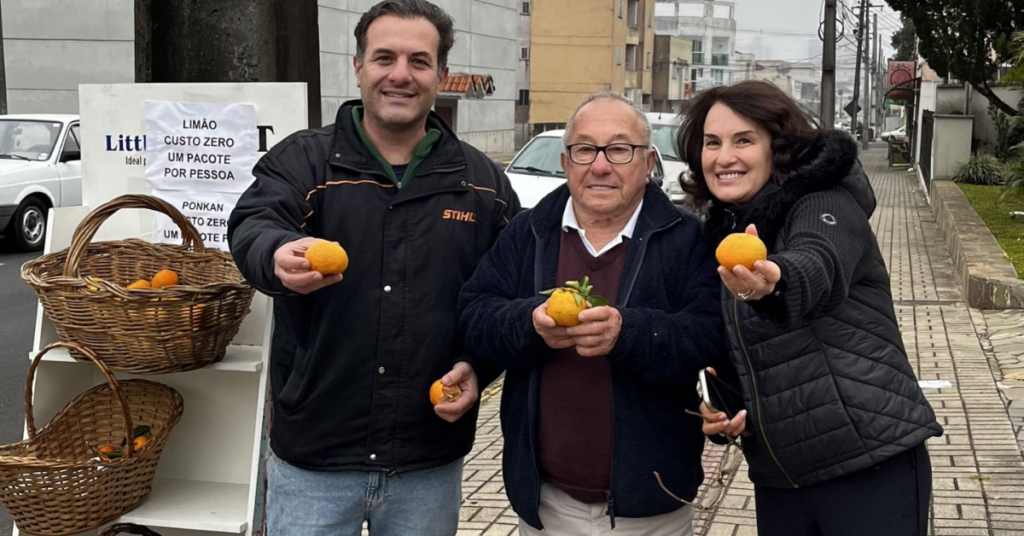 Todos os dias, o agricultor leva alimentos gratuitos do sítio para uma estrutura instalada no centro de Porto União.