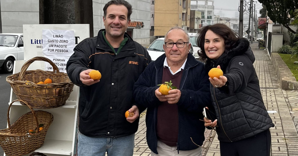 Todos os dias, o agricultor leva alimentos gratuitos do sítio para uma estrutura instalada no centro de Porto União.