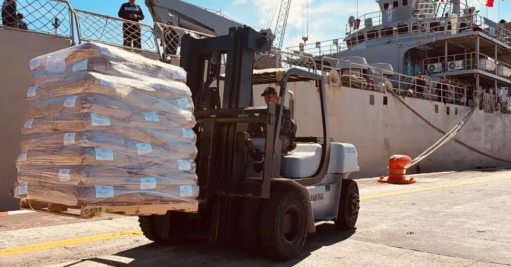 Carga de ajuda humanitária para Cuba é descarregada no porto de Havana após envio do México em meio à crise econômica da ilha.