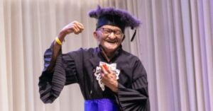Alfabetização na terceira idade: Órfão e sem acesso à escola, Severino conquista diploma aos 94 anos