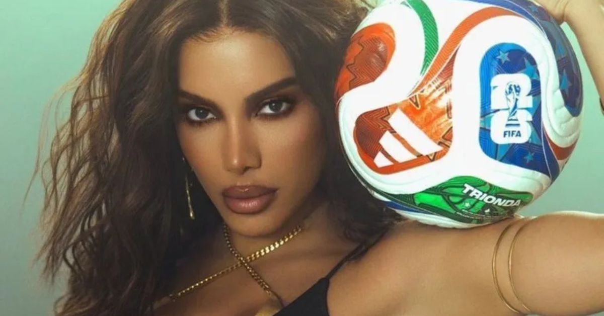 Anitta posa com bola oficial da FIFA durante ações da Copa do Mundo 2026