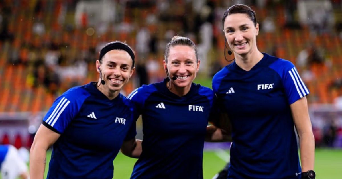 Trio de arbitragem feminina da FIFA posa antes de partida da Copa do Mundo masculina, marco histórico liderado por Tori Penso.