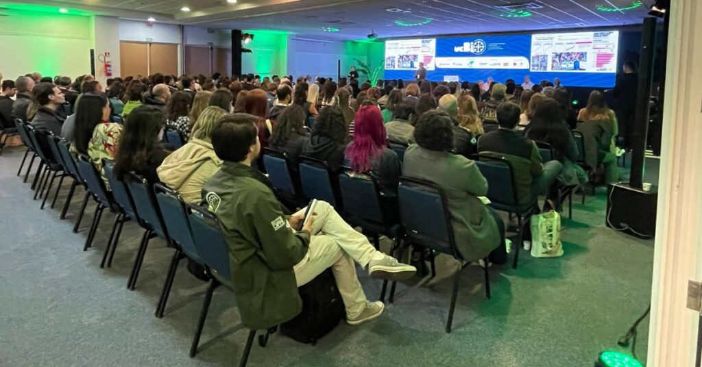 Participantes acompanham debates da UCBIO 2026 sobre áreas protegidas, biodiversidade e adaptação climática em Curitiba.