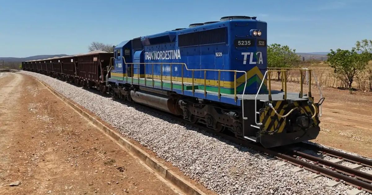 Trem da Ferrovia Transnordestina em operação durante o avanço das obras que ampliam a logística e o transporte de cargas no Nordeste.