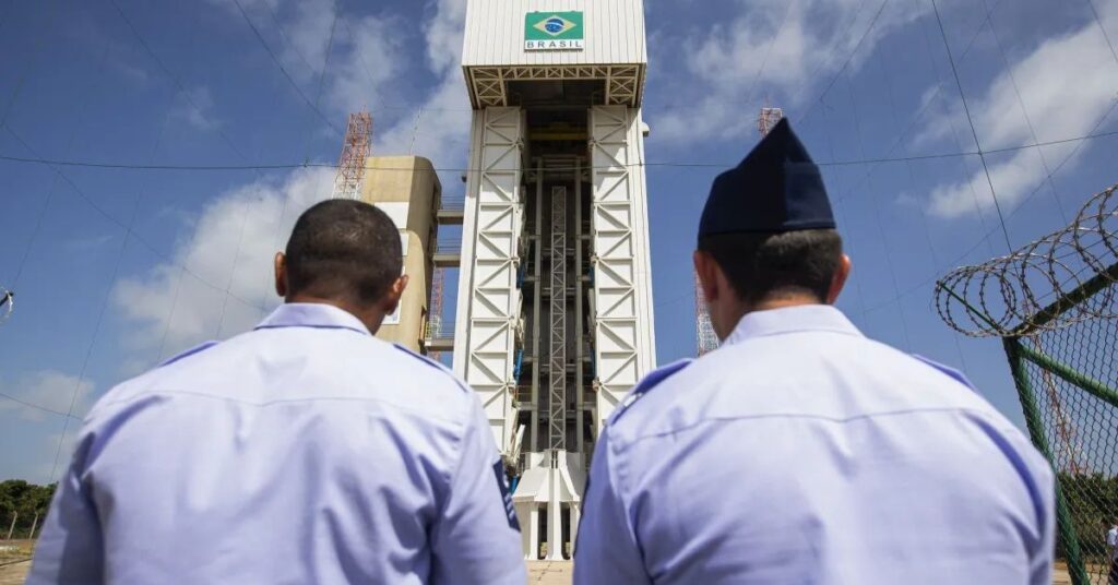 Estrutura do Centro de Lançamento de Alcântara, principal ativo da base espacial brasileira, durante operação da Força Aérea Brasileira no Maranhão.