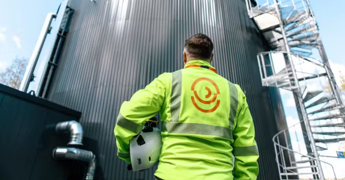 Técnico observa estrutura da bateria de areia usada para armazenamento de energia renovável em Pornainen, na Finlândia.