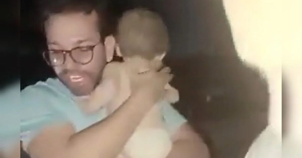 Bebê resgatado na Venezuela é retirado com vida dos escombros por um morador durante operação de resgate após os terremotos em La Guaira.