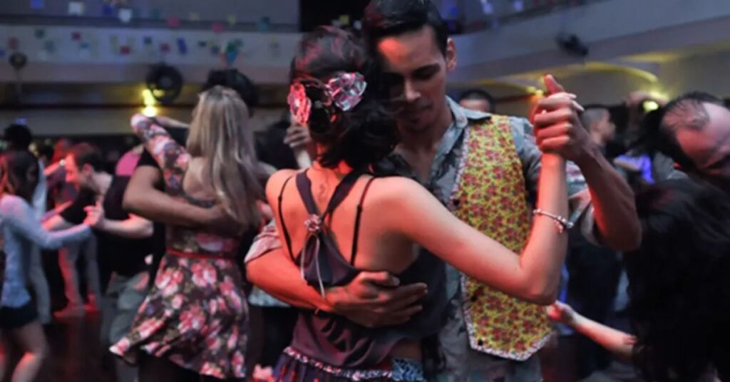 Casal dança forró durante evento cultural que representa uma das principais manifestações da cultura nordestina, tema aprovado pela Alece para integração nas escolas do Ceará.