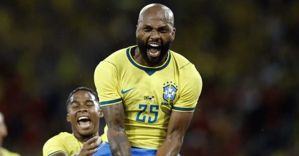 Jogador da Seleção Brasileira comemora gol durante a vitória do Brasil sobre o Panamá por 6 a 2 no Maracanã antes da Copa do Mundo