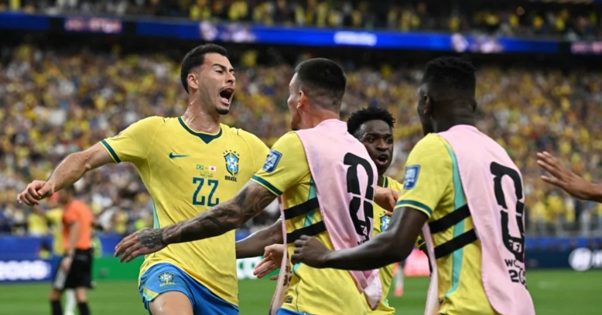 Gabriel Martinelli comemora com os companheiros após marcar o gol da virada que garantiu a vitória do Brasil por 2 a 1 sobre o Japão e a classificação para as oitavas de final da Copa do Mundo de 2026.