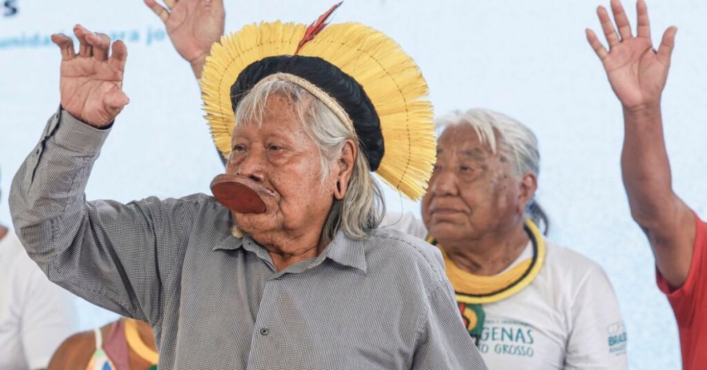 Cacique Raoni Metuktire durante evento público. O líder do povo Mẽbêngôkre-Kayapó se recupera após cirurgia e apresenta evolução clínica estável.