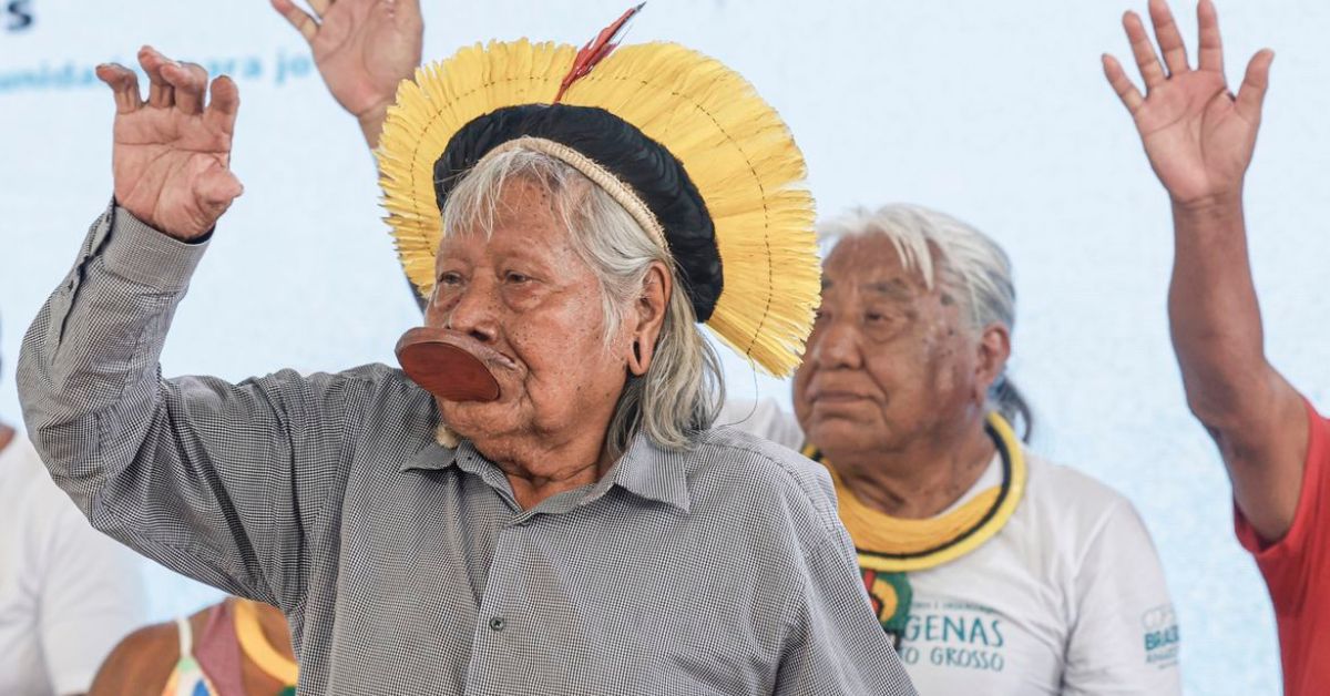 Cacique Raoni Metuktire durante evento público. O líder do povo Mẽbêngôkre-Kayapó se recupera após cirurgia e apresenta evolução clínica estável.
