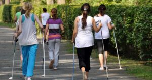 Caminhada nórdica leva até 53% dos participantes à remissão da depressão, diz estudo