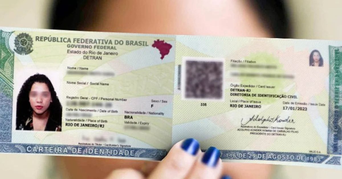 Carteira de Identidade Nacional apresentada em versão física, documento que passará a ser aceito para entrada em países do Mercosul.