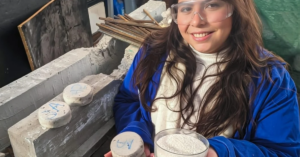 Brasileira usa casca de camarão para proteger concreto da corrosão e ganha destaque internacional