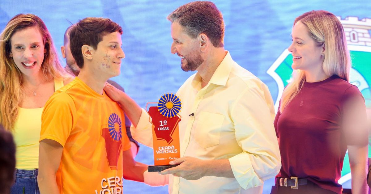 Jovem recebe premiação do Ceará de Valores durante cerimônia promovida pela Alece em Fortaleza