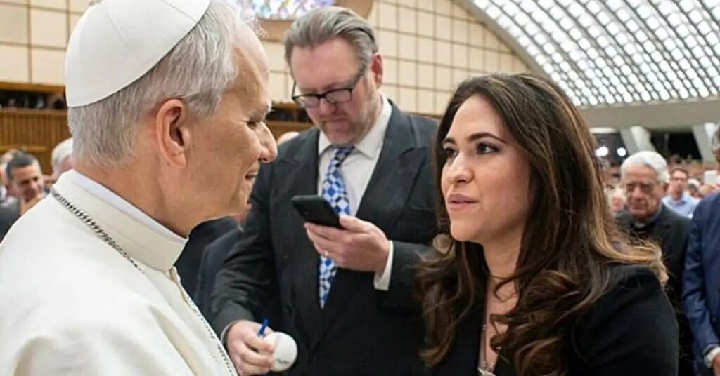 María Montserrat Alvarado conversa com o papa Leão XIV após ser nomeada para liderar a comunicação do Vaticano