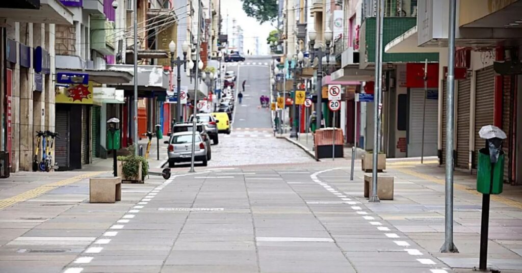 Corredor de emergência em Porto Alegre no Calçadão da Rua dos Andradas, no Centro Histórico, com faixa exclusiva para ambulâncias e veículos de socorro.