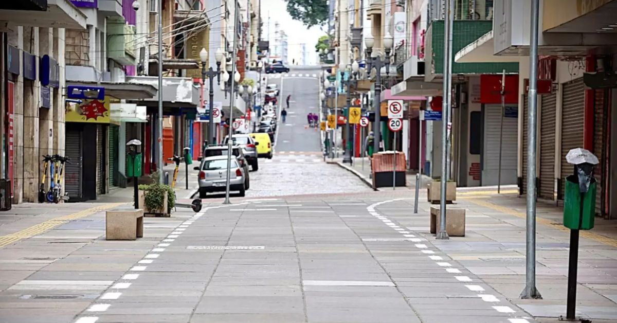 Corredor de emergência em Porto Alegre no Calçadão da Rua dos Andradas, no Centro Histórico, com faixa exclusiva para ambulâncias e veículos de socorro.
