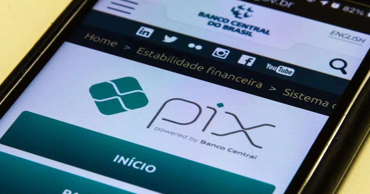 Tela do sistema Pix em celular após pesquisa mostrar que o Pix cresce 20% nos pagamentos digitais, segundo a Febraban.