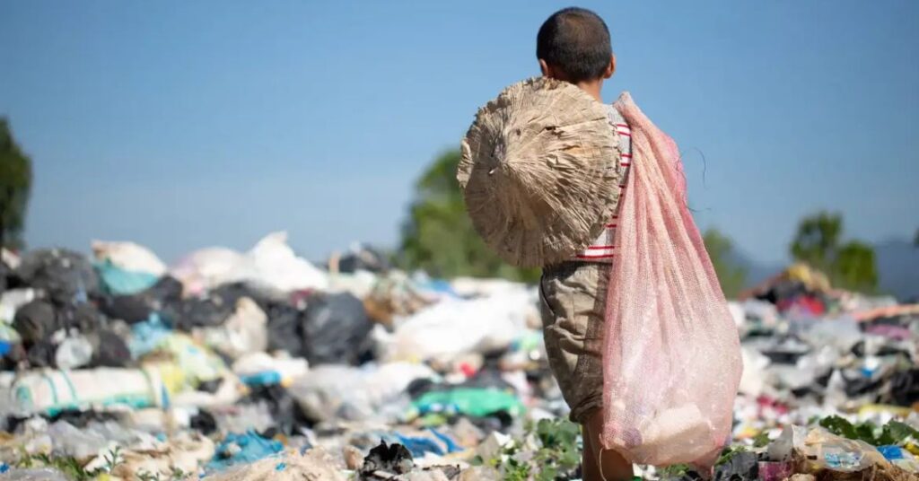 Criança em área de descarte de resíduos; fiscalizações retiraram milhares de crianças do trabalho infantil no Brasil