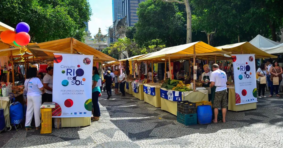 Feira de economia solidária com cooperativas e produtores durante evento que representa a cultura cooperativista no Brasil