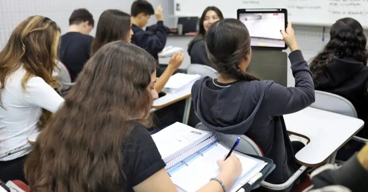 Estudantes em sala de aula durante atividade acadêmica; Desenrola Fies já beneficiou mais de 100 mil pessoas com renegociação de dívida estudantil
