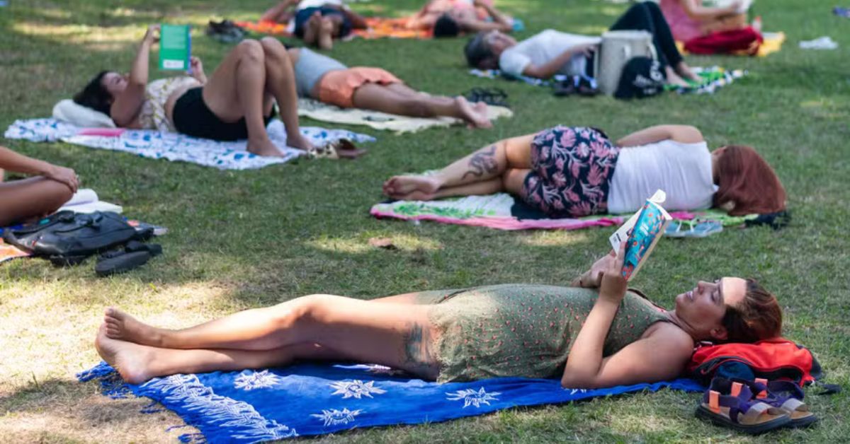 Pessoas participam de um detox digital durante o Encontro Offline nos jardins do Museu da República, no Rio de Janeiro, lendo livros e realizando atividades sem o uso de celulares.