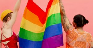 Dia do Orgulho LGBTQIA+ fortalece debate sobre saúde mental e acolhimento