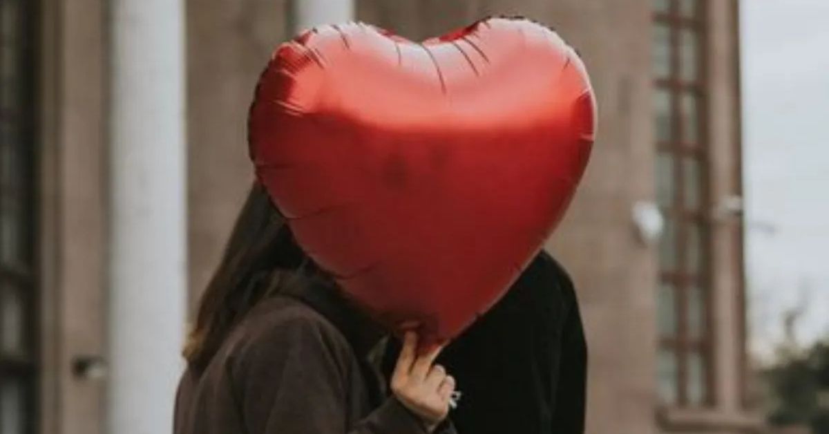 Casal com balão em formato de coração durante celebração do Dia dos Namorados no Brasil