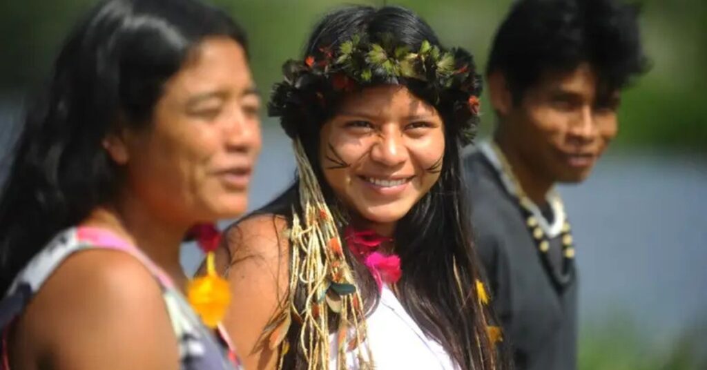 Jovens indígenas participam de iniciativa ligada ao dicionário de línguas indígenas para preservar idiomas tradicionais na Amazônia.