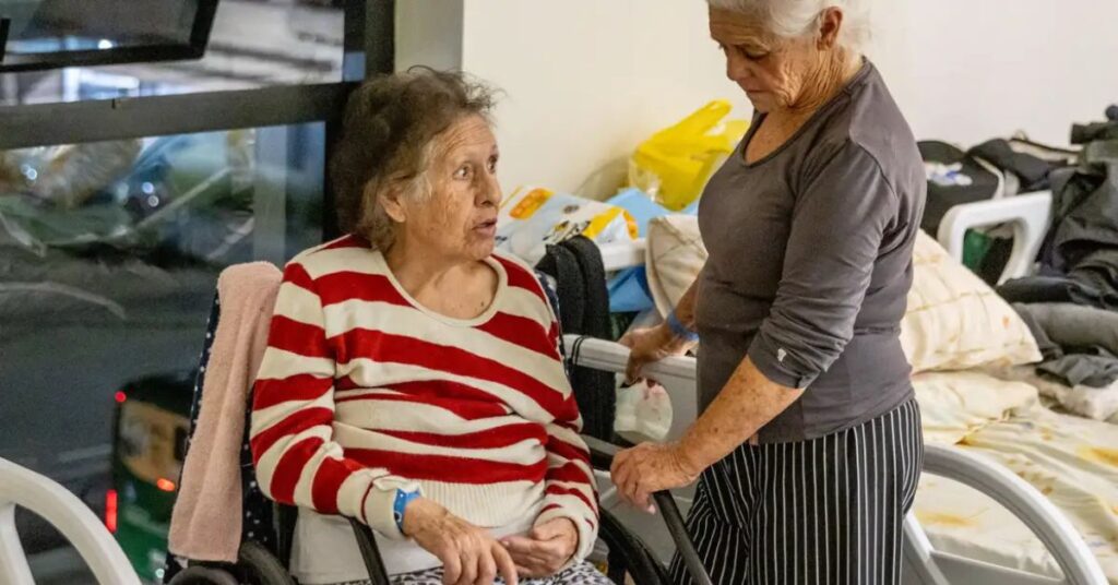 Pessoa idosa recebe assistência em instituição de acolhimento durante ação de proteção aos direitos da pessoa idosa no Brasil