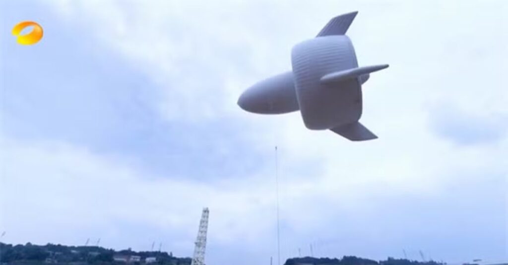 Dirigível gigante da China durante teste de geração de eletricidade em grandes altitudes com tecnologia de energia eólica.