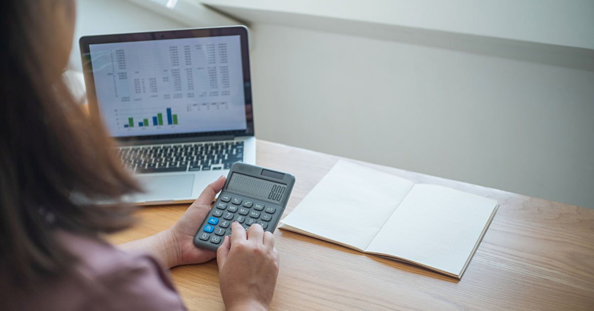 A economia feminina amplia a influência das mulheres sobre patrimônio, investimentos e consumo, levando empresas a rever produtos e estratégias de crescimento.